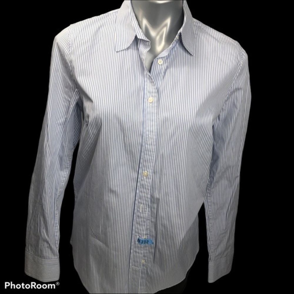 💥💥 SALE! 5 / $25 💥💥 Gap vertical stripes light blue button down shirt